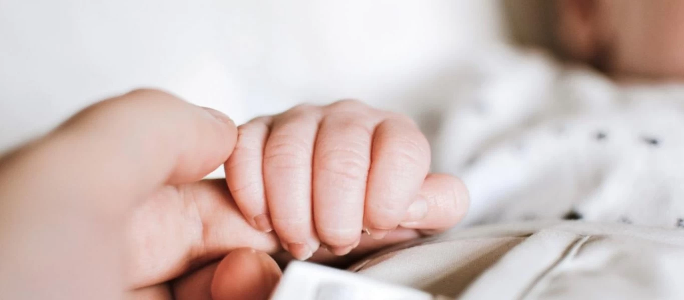 Σε ανάδοχη οικογένεια το βρέφος που εγκαταλείφθηκε στη Νέα Ιωνία - Το θέλει πίσω η 19χρονη μητέρα του